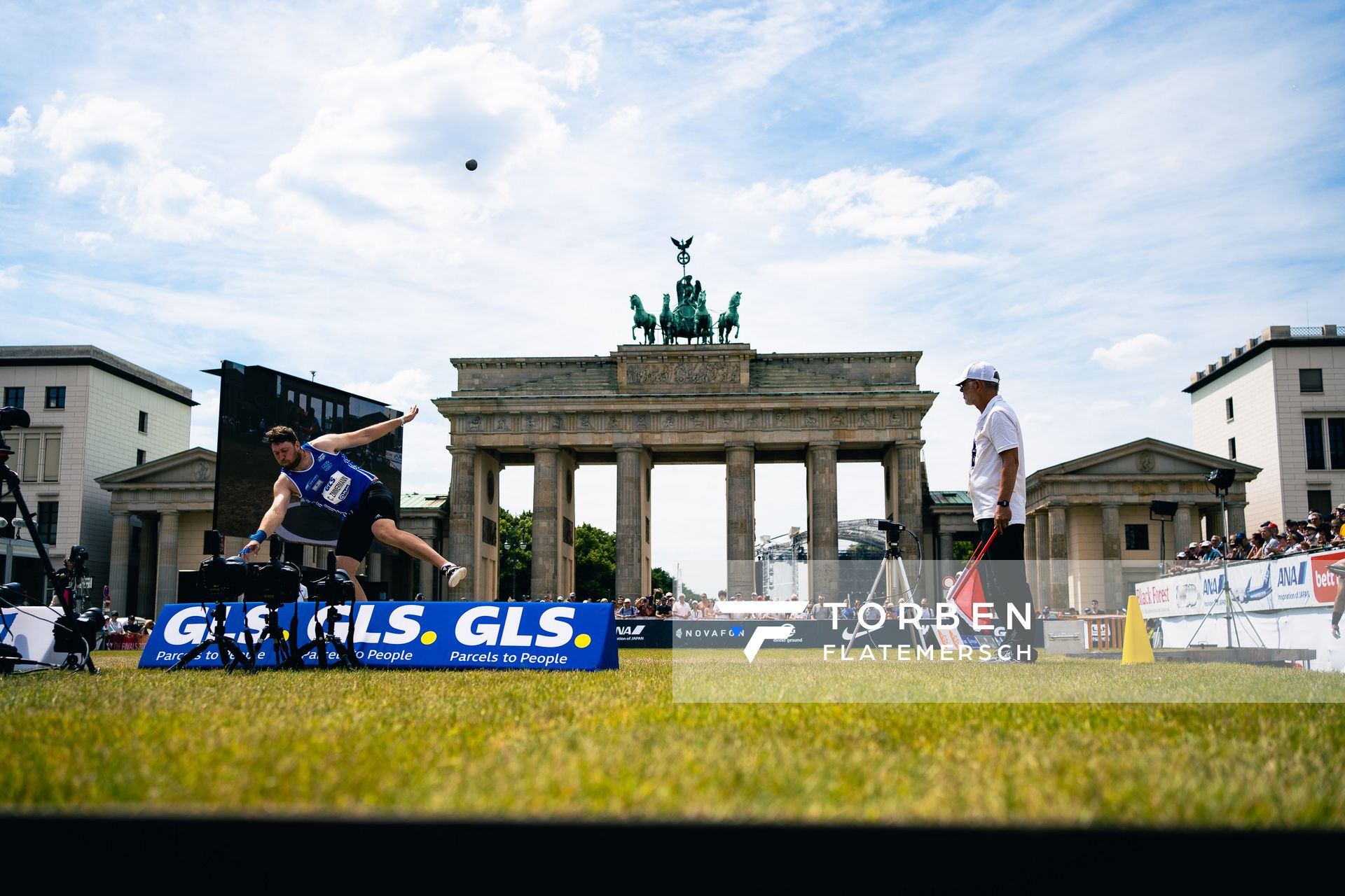 Christian Zimmermann (Kirchheimer SC) beim Kugelstossen waehrend der deutschen Leichtathletik-Meisterschaften auf dem Pariser Platz am 24.06.2022 in Berlin